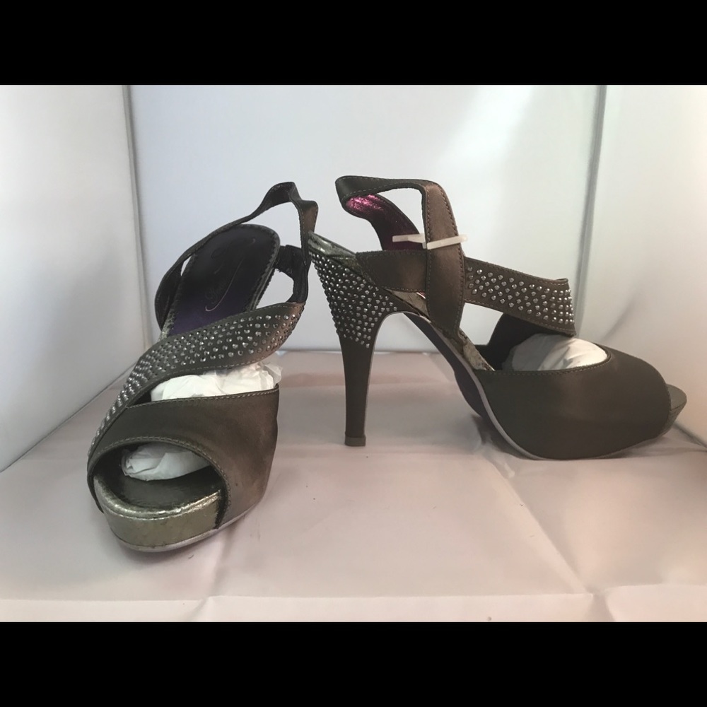 NIB poetic license royal occasion heels 8.5